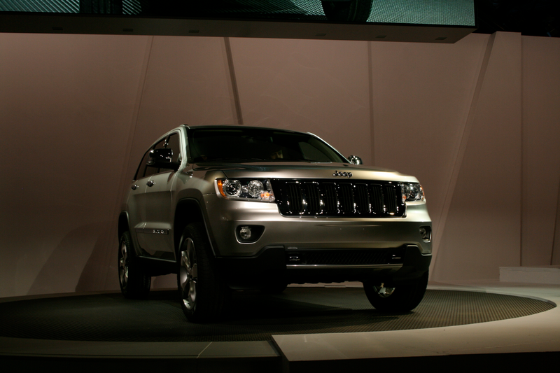 Illustration for article titled 2011 Jeep Grand Cherokee: Mercedes Chassis Meets Hemi Power